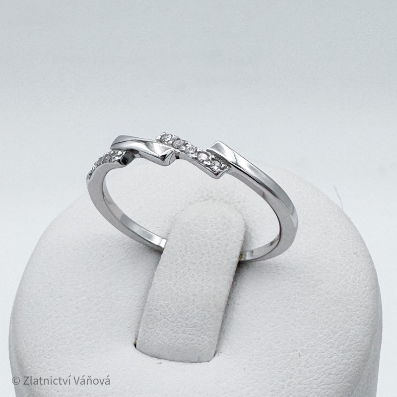 Stříbrný prsten se zirkony